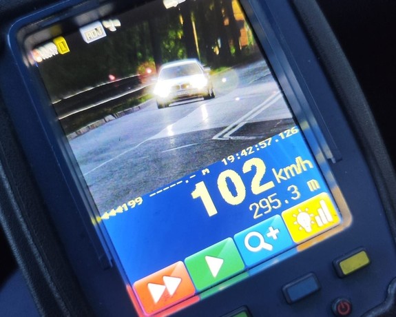zdjęcie przedstawia obraz z urządzenia do pomiaru prędkości które wskazuje pomiar 102 kilometrów na godzinę